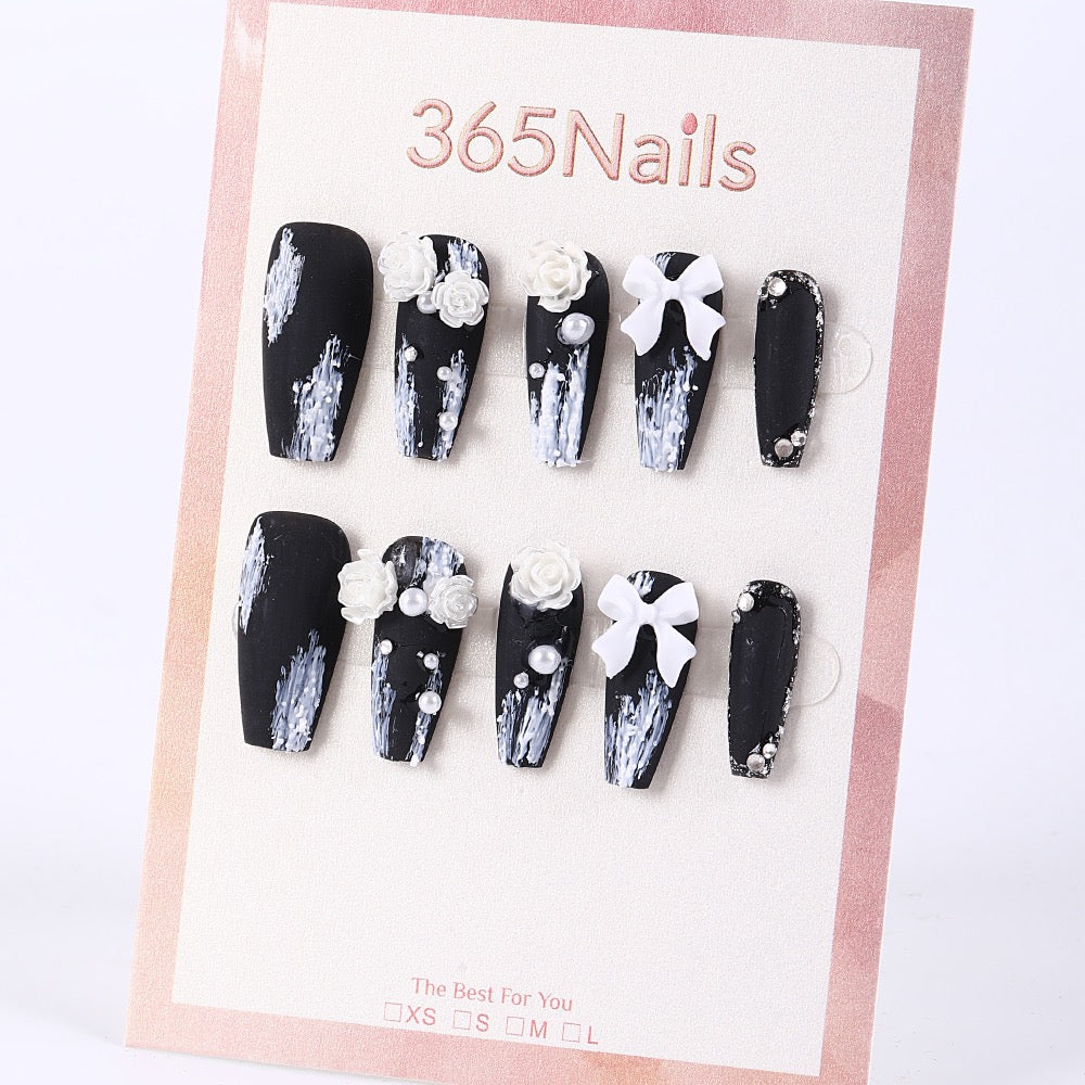 Uñas postizas 365Nails, color negro mate, estilo ataúd con pinceladas, lazo 3D, rosas y perlas.