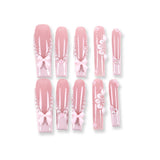 Uñas postizas cuadradas largas color rosa rubor estilo francés con lazos de perlas de 365nails.