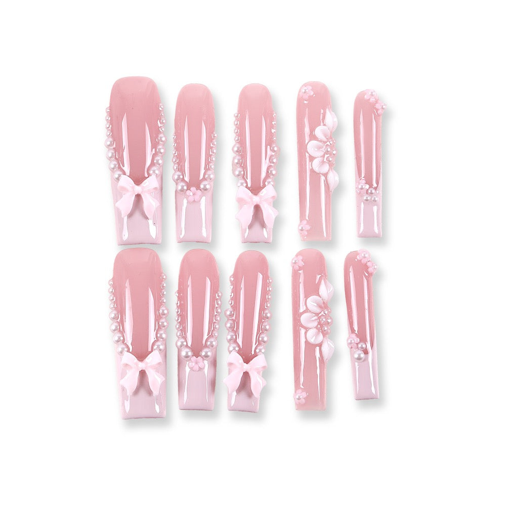 Uñas postizas cuadradas largas color rosa rubor estilo francés con lazos de perlas de 365nails.