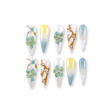 Uñas postizas 365Nails color blanco lechoso estilo francés con degradado azul menta y limón, flores 3D y cuentas plateadas.