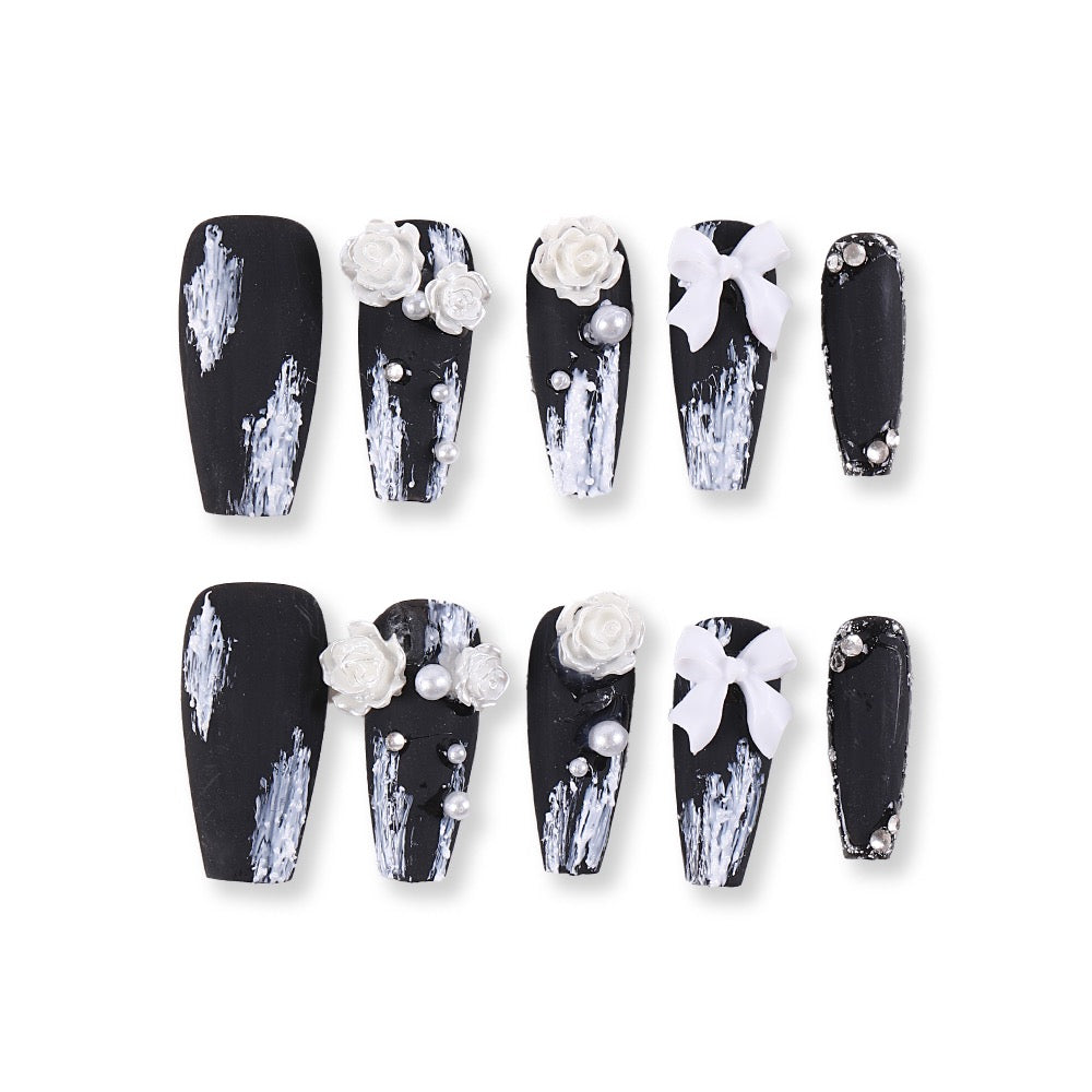 Uñas postizas 365Nails, color negro mate, estilo ataúd con pinceladas, lazo 3D, rosas y perlas.