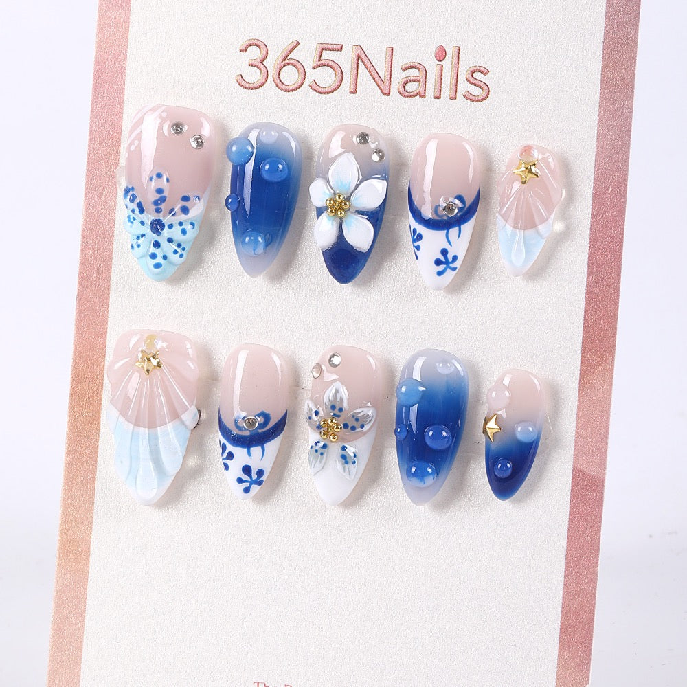 Uñas postizas francesas 3D con diseño floral azul marino y sal marina de 365Nails.