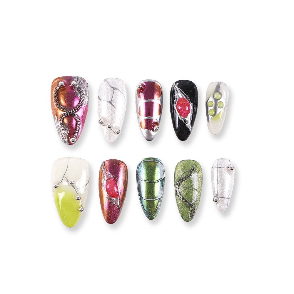 Uñas postizas 365Nails Cyber Beetle Cat-Eye con efecto ojo de gato y mezcla de metales.