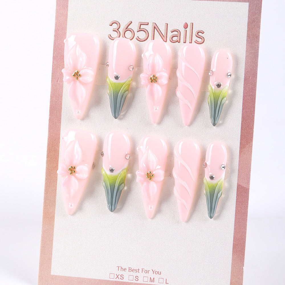 365Nails colorete cremoso con flores 3D y uñas postizas francesas con hojas verde neblinoso.