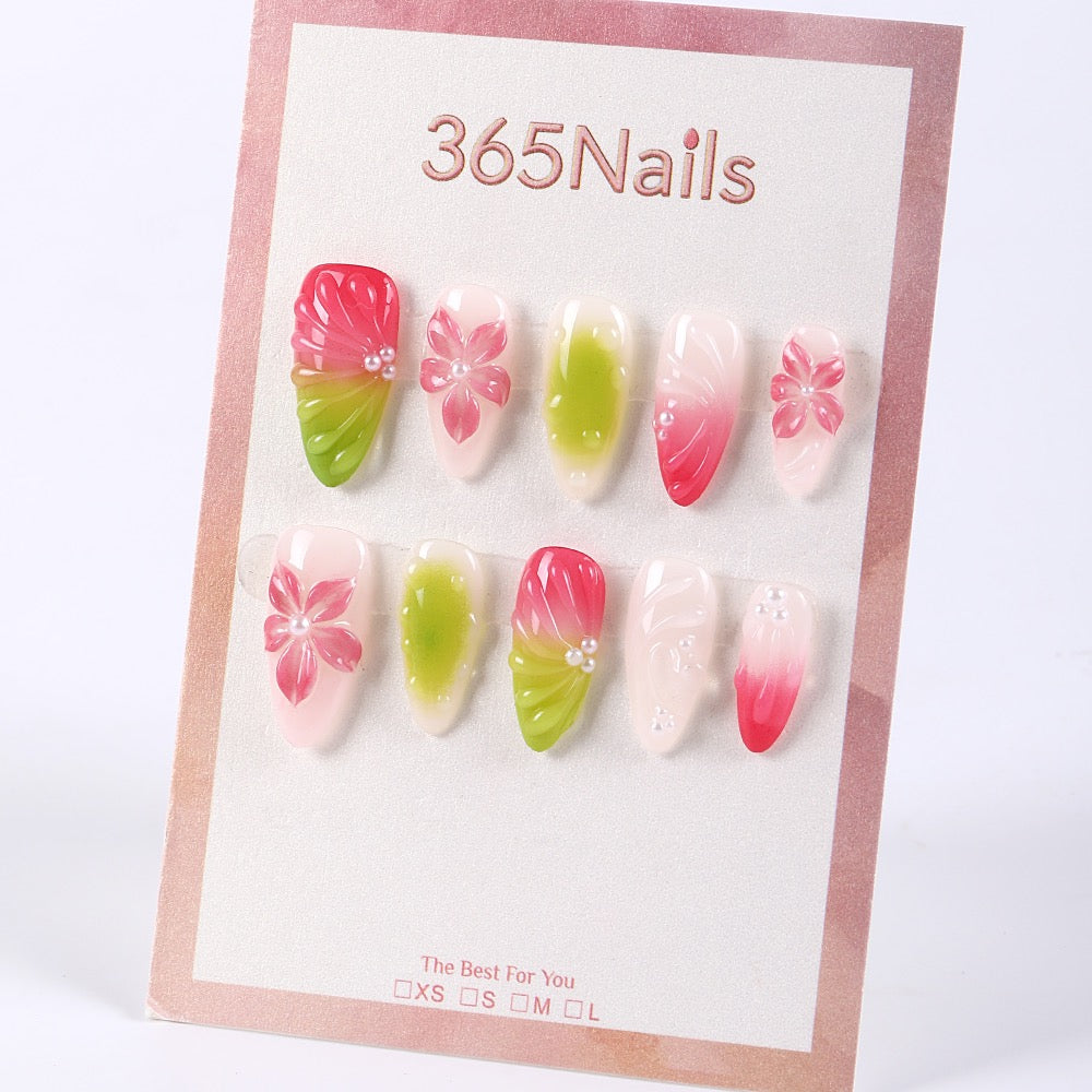 365Nails Uñas postizas color rosa baya y lima con efecto degradado, flores de pétalos esculpidos, detalles de perlas y cristales.