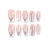 365Nails Rosa nude transparente con V-French blanca, cadenas con tachuelas plateadas y purpurina estrellada – Elegantes uñas postizas medianas con forma de ataúd/almendra.