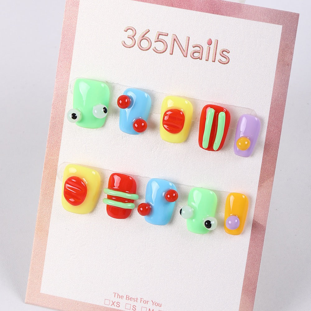Uñas postizas cuadradas cortas pintadas a mano con diseño Bubble Pop de 365Nails.