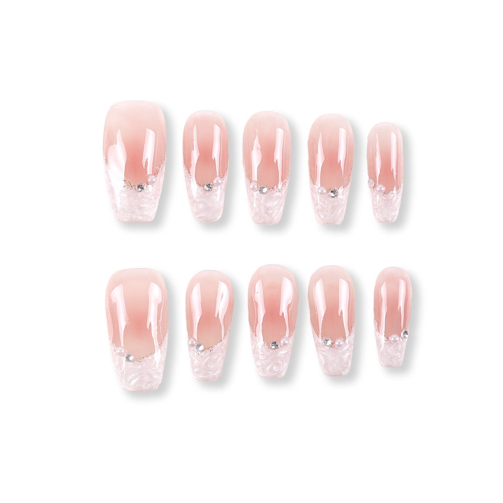 Uñas postizas largas de ataúd 365Nails con efecto degradado rosa, perlas y cutículas brillantes.