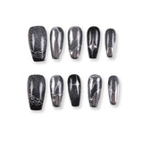 Uñas postizas largas de ataúd cromadas Galaxy de 365Nails en negro y plata.
