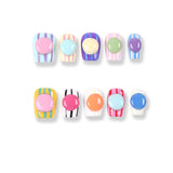 Uñas postizas con diseño de rayas y botones de caramelo de 365Nails.