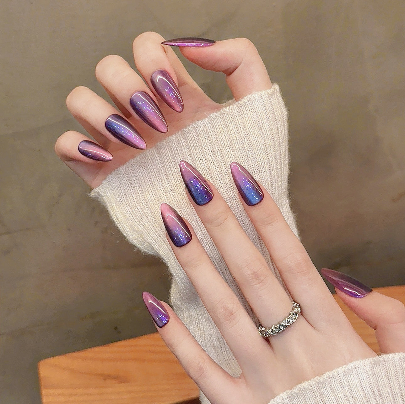 Celebridade da internet pressiona unhas decoradas com olhos de gato azuis e streamer, unhas postiças artesanais e brancas | 365nails