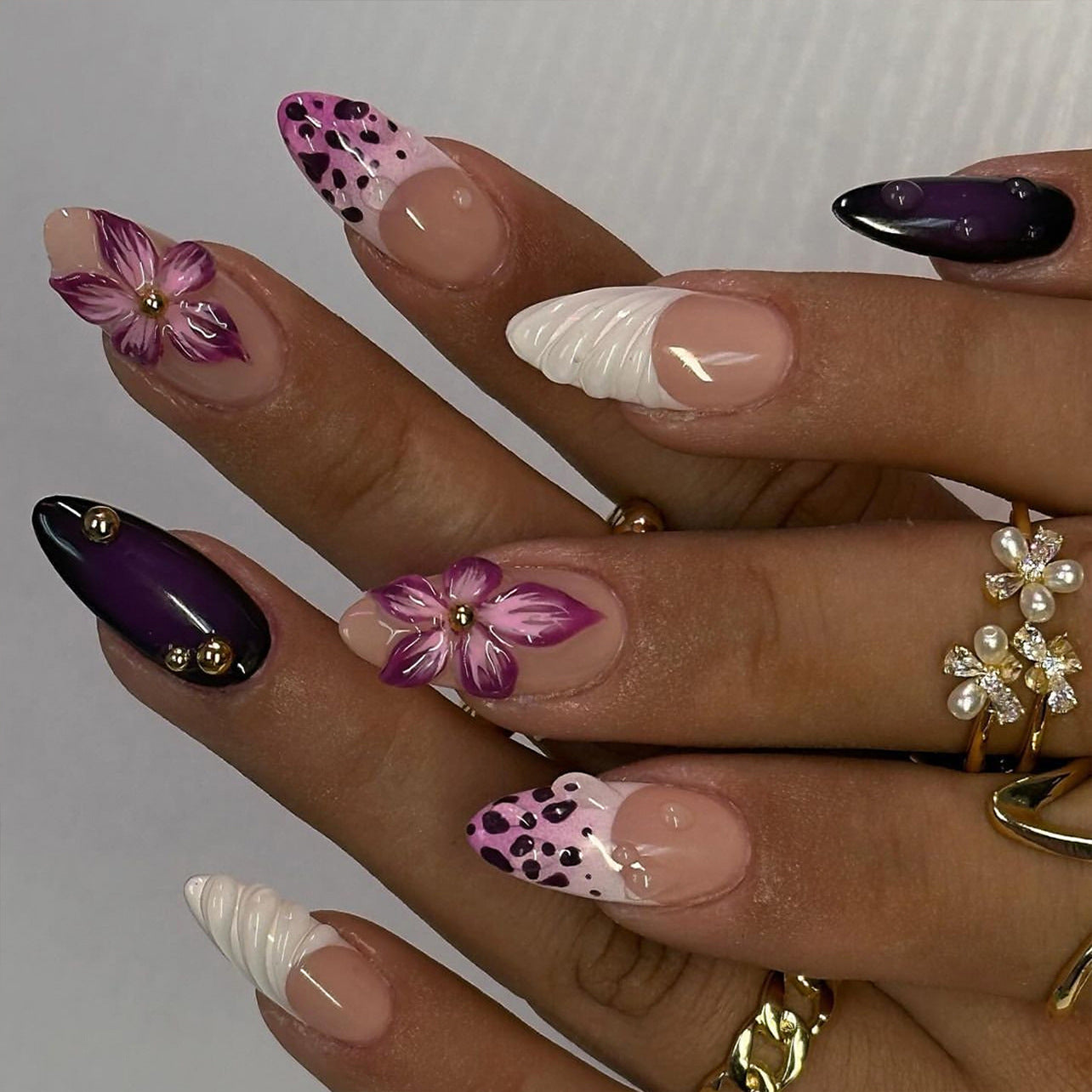 Manicure francesa com estampa de leopardo rosa e borda branca 3D com explosão de flores tridimensionais |365nails