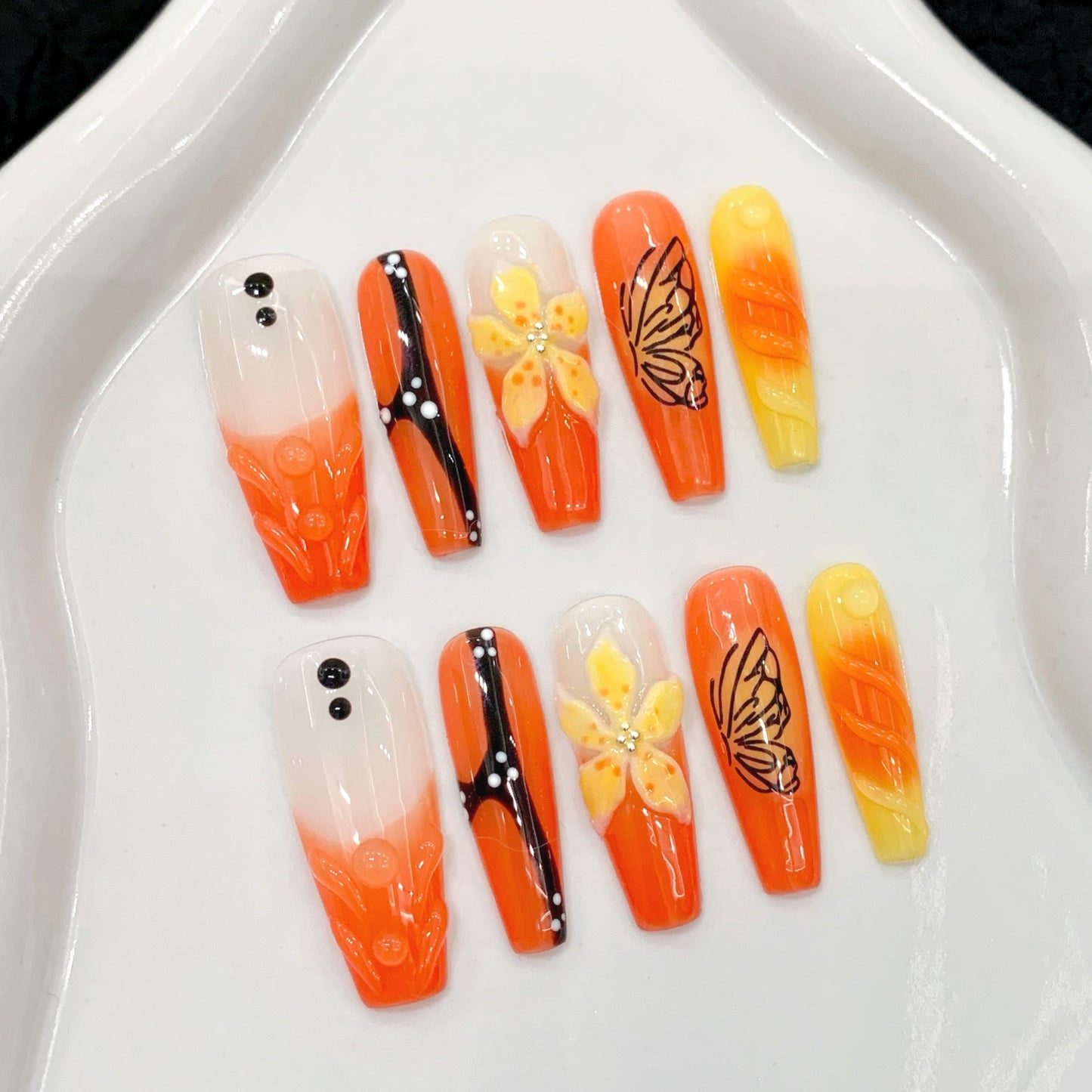 Unhas artesanais de verão com pequenas flores amarelas esculpidas à mão | 365nails