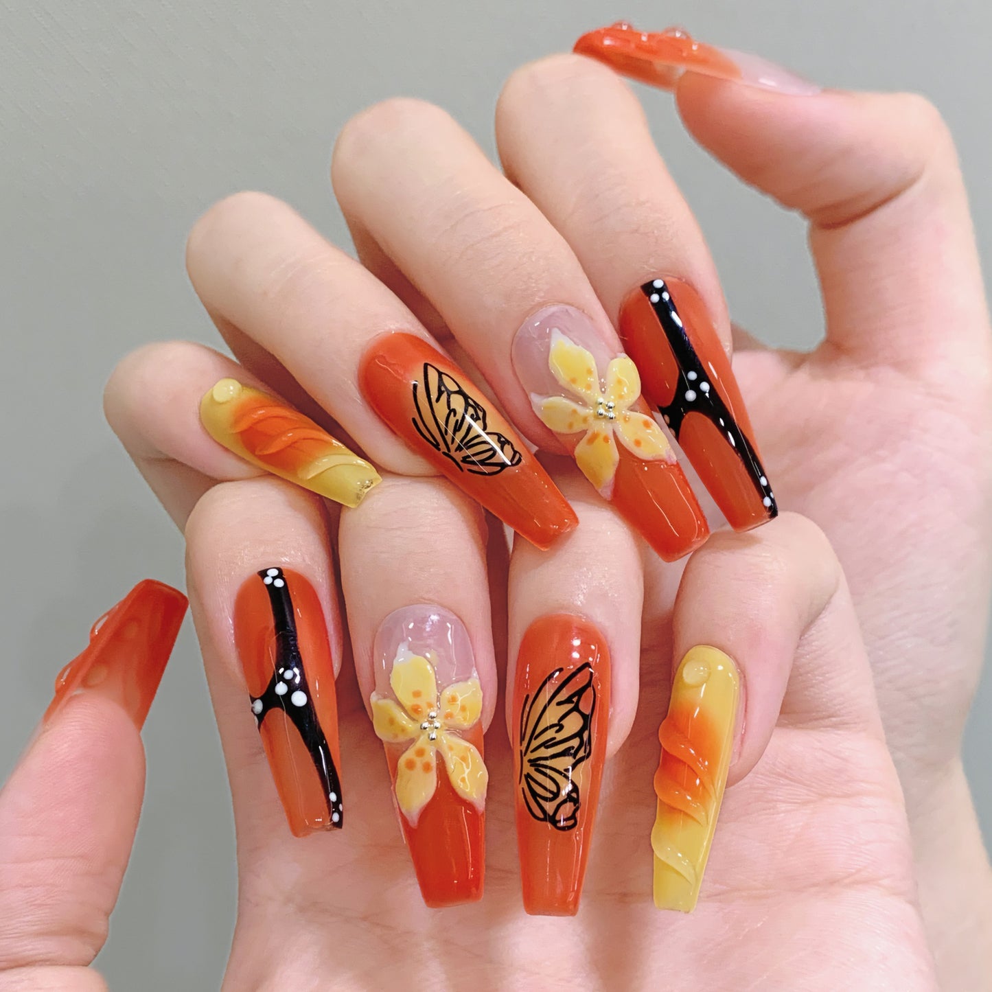 Uñas de Spice Girls con pequeñas flores amarillas talladas a mano, hechas a mano | 365nails