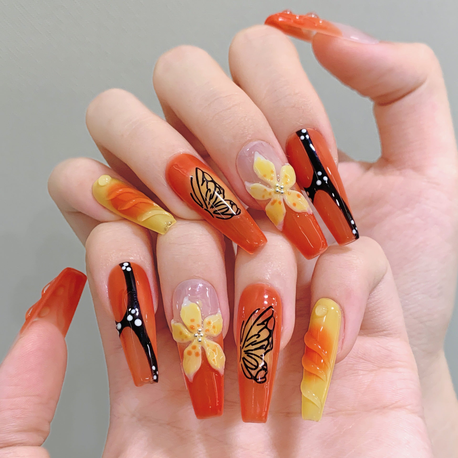 Unhas artesanais de verão com pequenas flores amarelas esculpidas à mão | 365nails