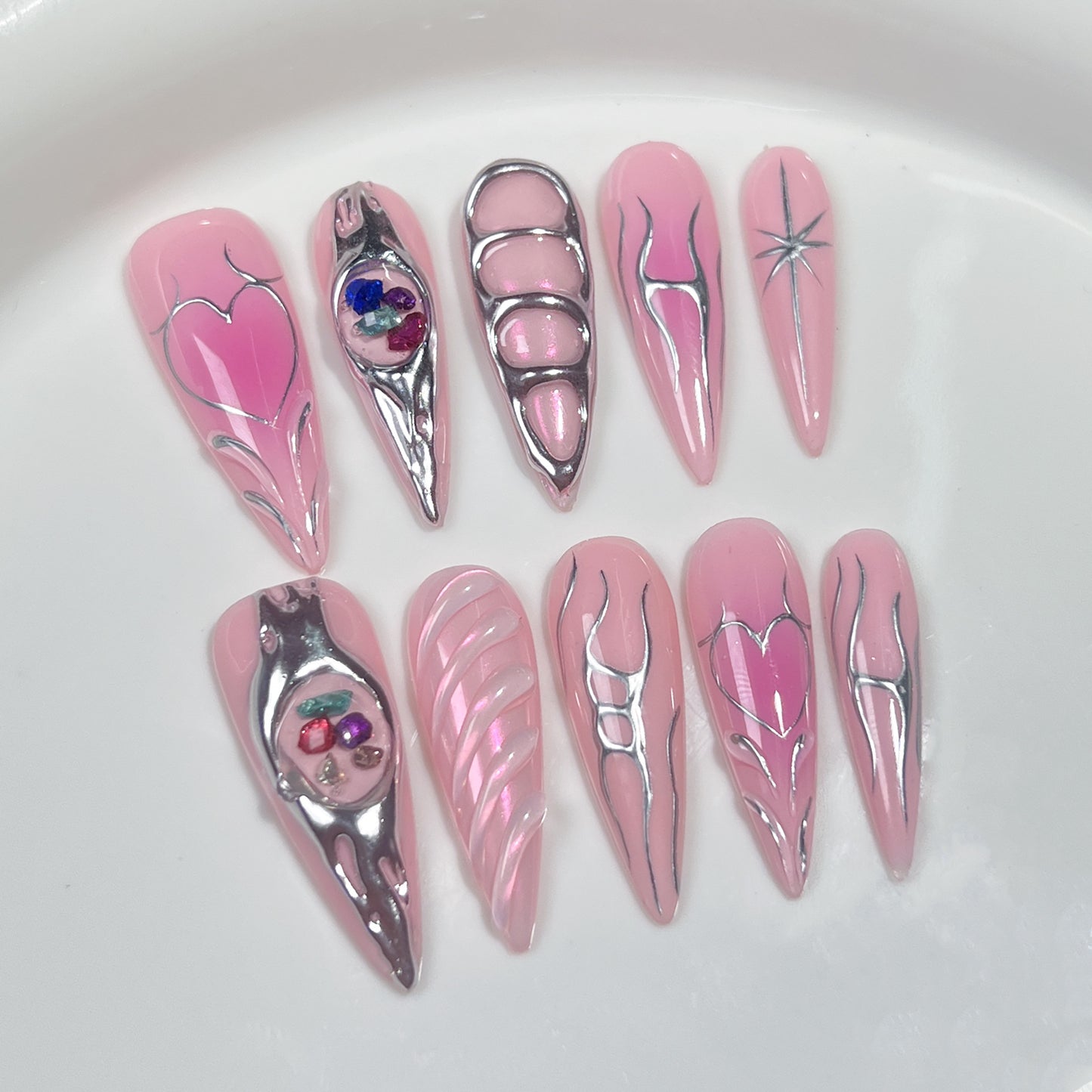 Uñas postizas hechas a mano con piedras de colores, estilo barroco, metal ruborizado, líneas creativas pintadas a mano, diseño de uñas dulce y moderno | 365nails