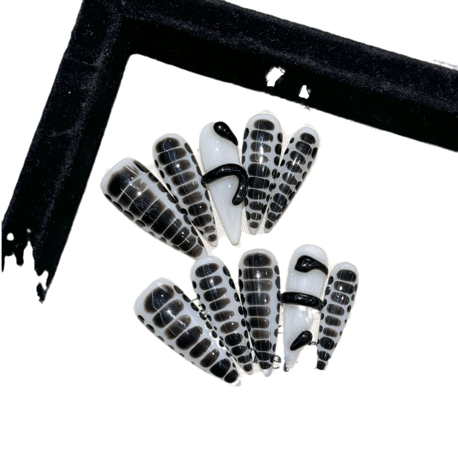 Unhas postiças de metal com estampa de python preta, espelhadas e pintadas à mão, com padrão de python, design Spice Girl, ponta longa | 365nails