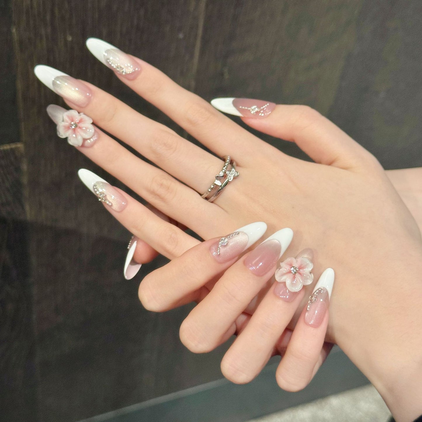 Uñas francesas suaves y delicadas hechas a mano con un diseño tridimensional de ojo de gato blanco | 365nails