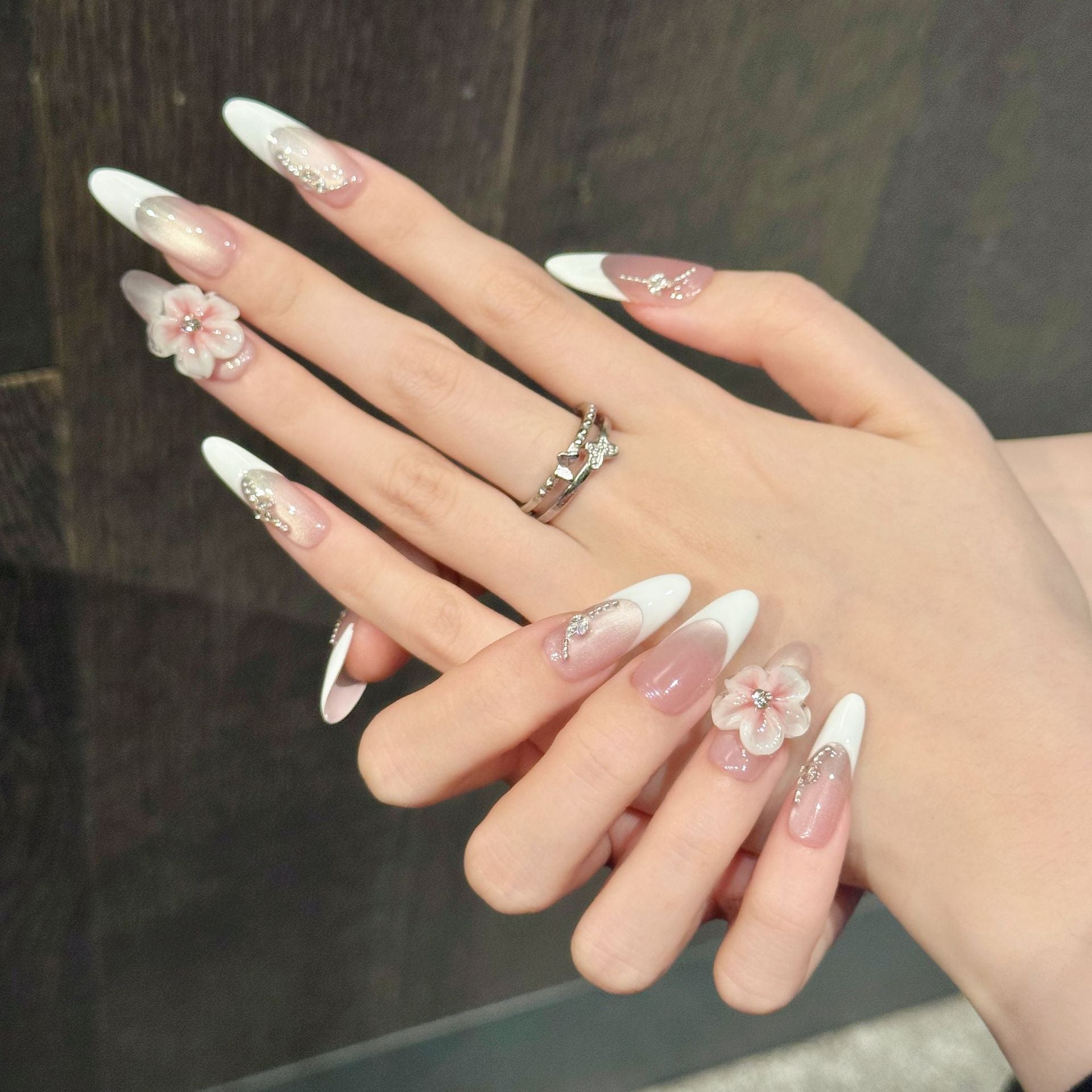 Uñas francesas suaves y delicadas hechas a mano con un diseño tridimensional de ojo de gato blanco | 365nails