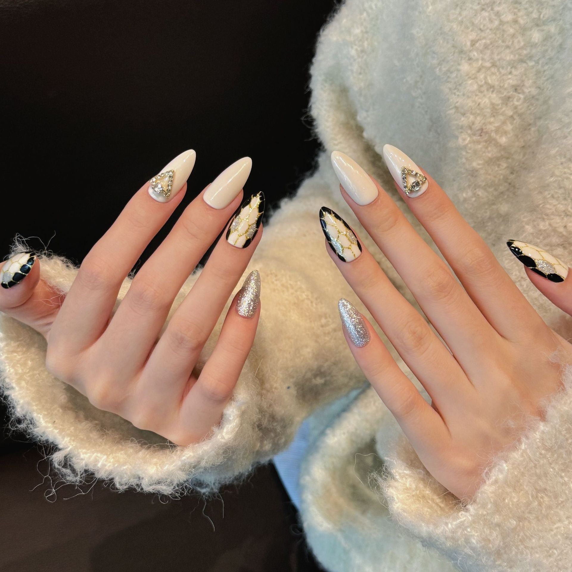 Unhas pintadas à mão estilo luxuoso com bola de diamantes pretos e brancos com padrão de cobra, estilo olho de gato cinza | 365nails