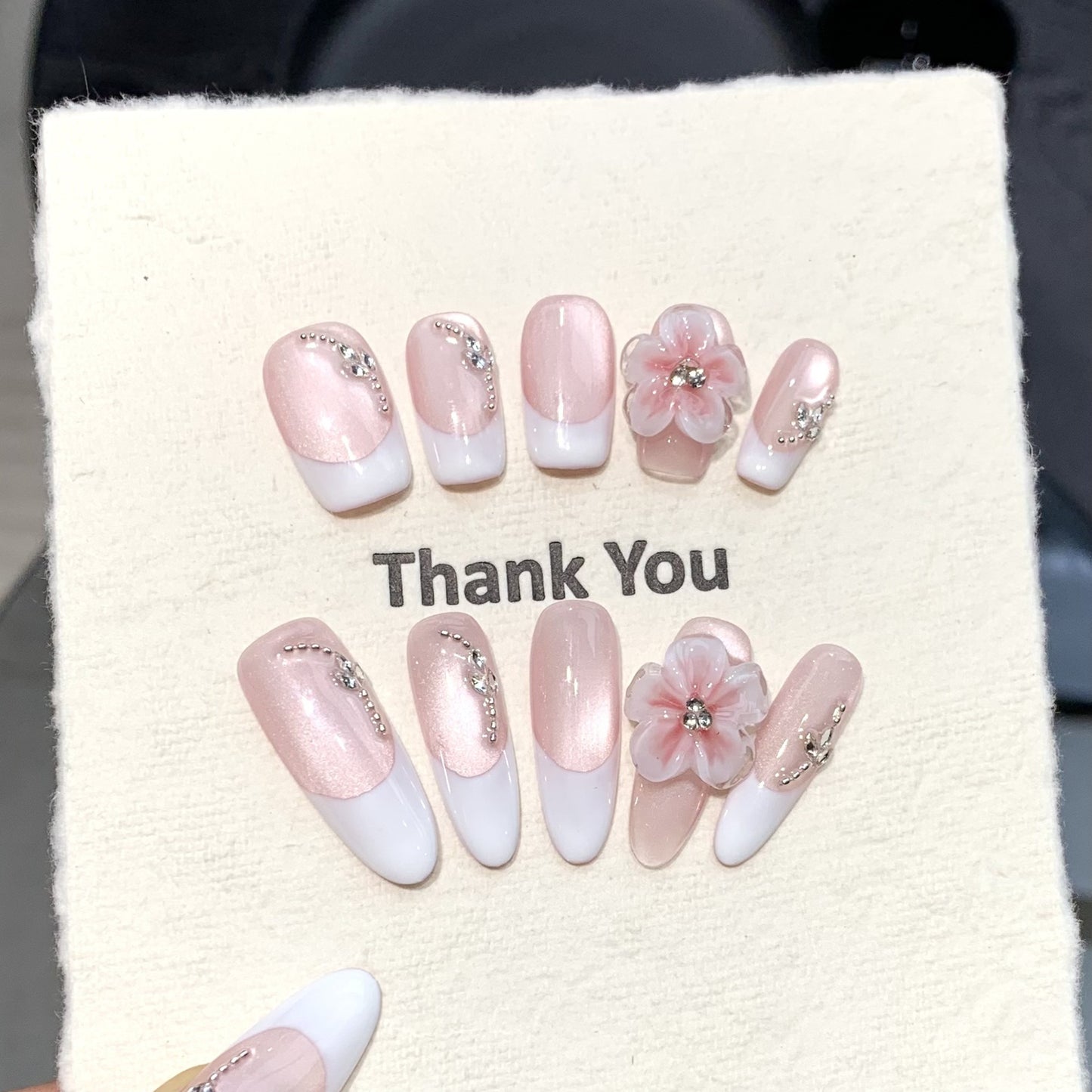 Uñas francesas suaves y delicadas hechas a mano con un diseño tridimensional de ojo de gato blanco | 365nails