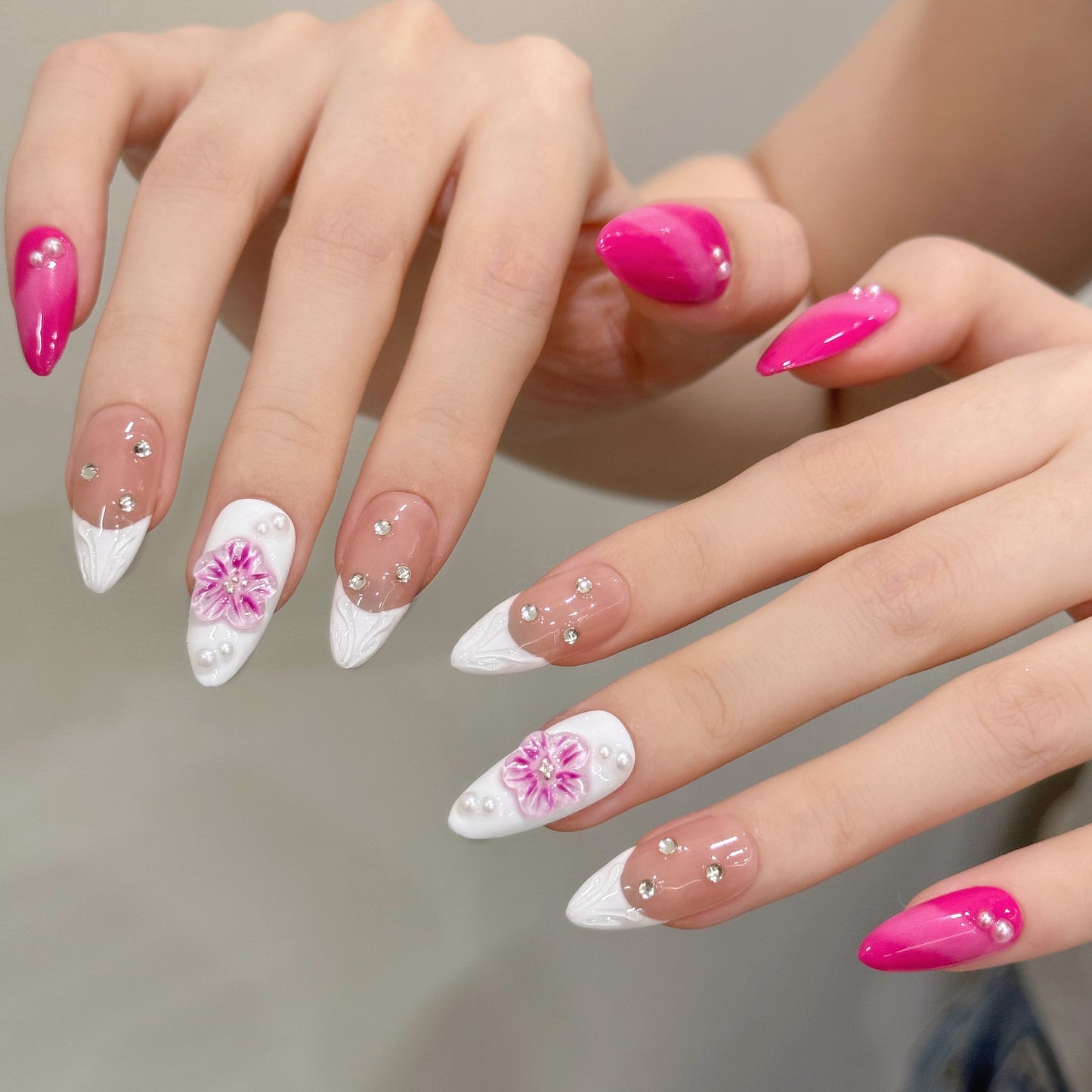 Hermosas y exquisitas uñas francesas hechas a mano con flores de hielo exprimidas a mano, color almendra, rosa, rojo y blanco | 365nails