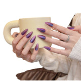 Celebridade da internet pressiona unhas decoradas com olhos de gato azuis e streamer, unhas postiças artesanais e brancas | 365nails