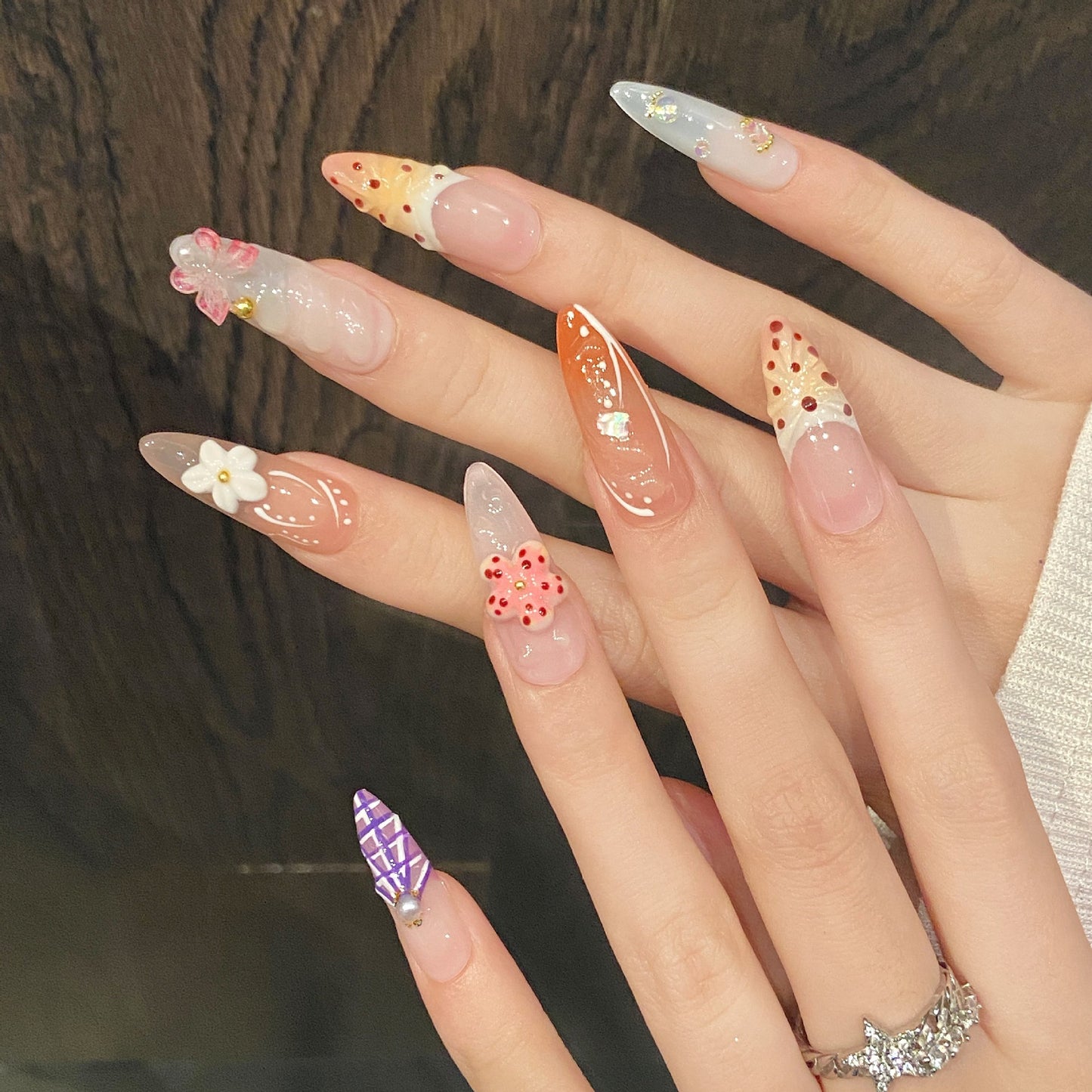 Uñas francesas ovaladas largas y puntiagudas con grabado de viento tropical, hechas a mano y con dopamina de verano | 365nails
