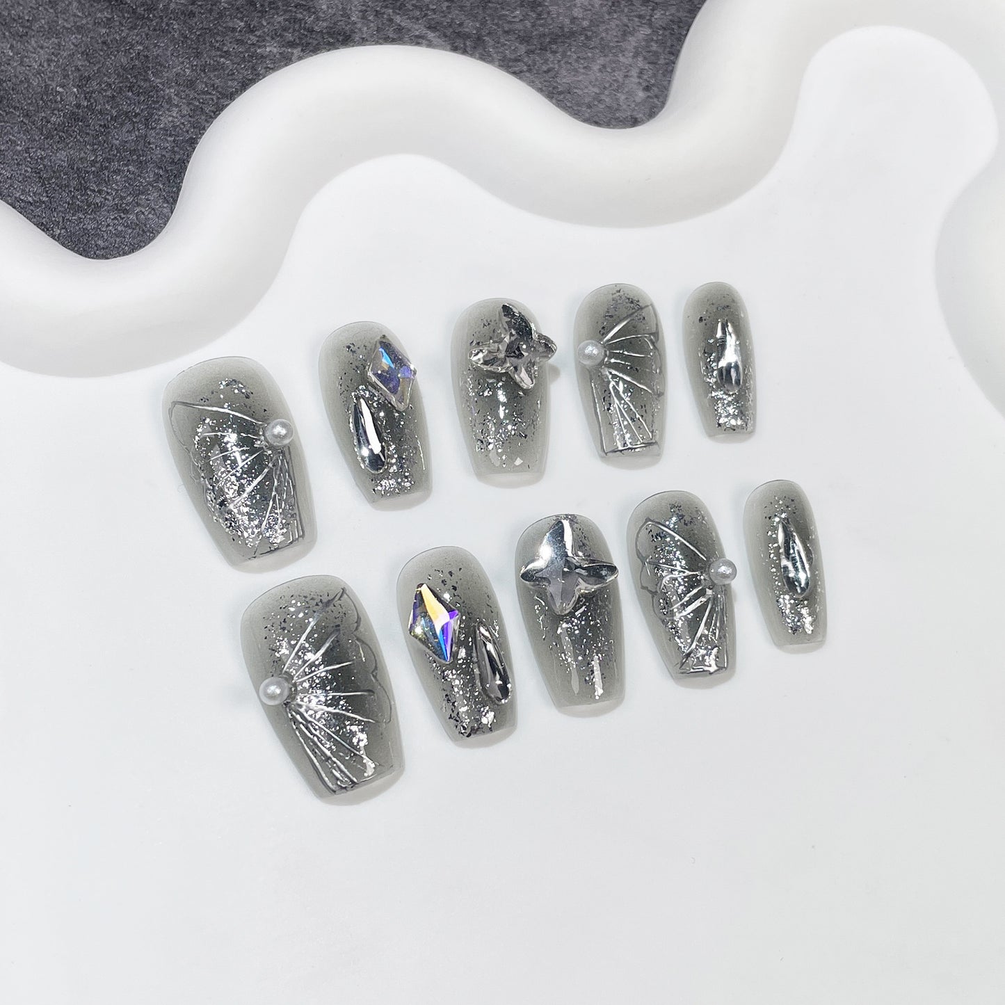 Uñas postizas hechas a mano, con diseño de mariposas cortas de metal, con destellos negros, pintadas a mano | 365nails