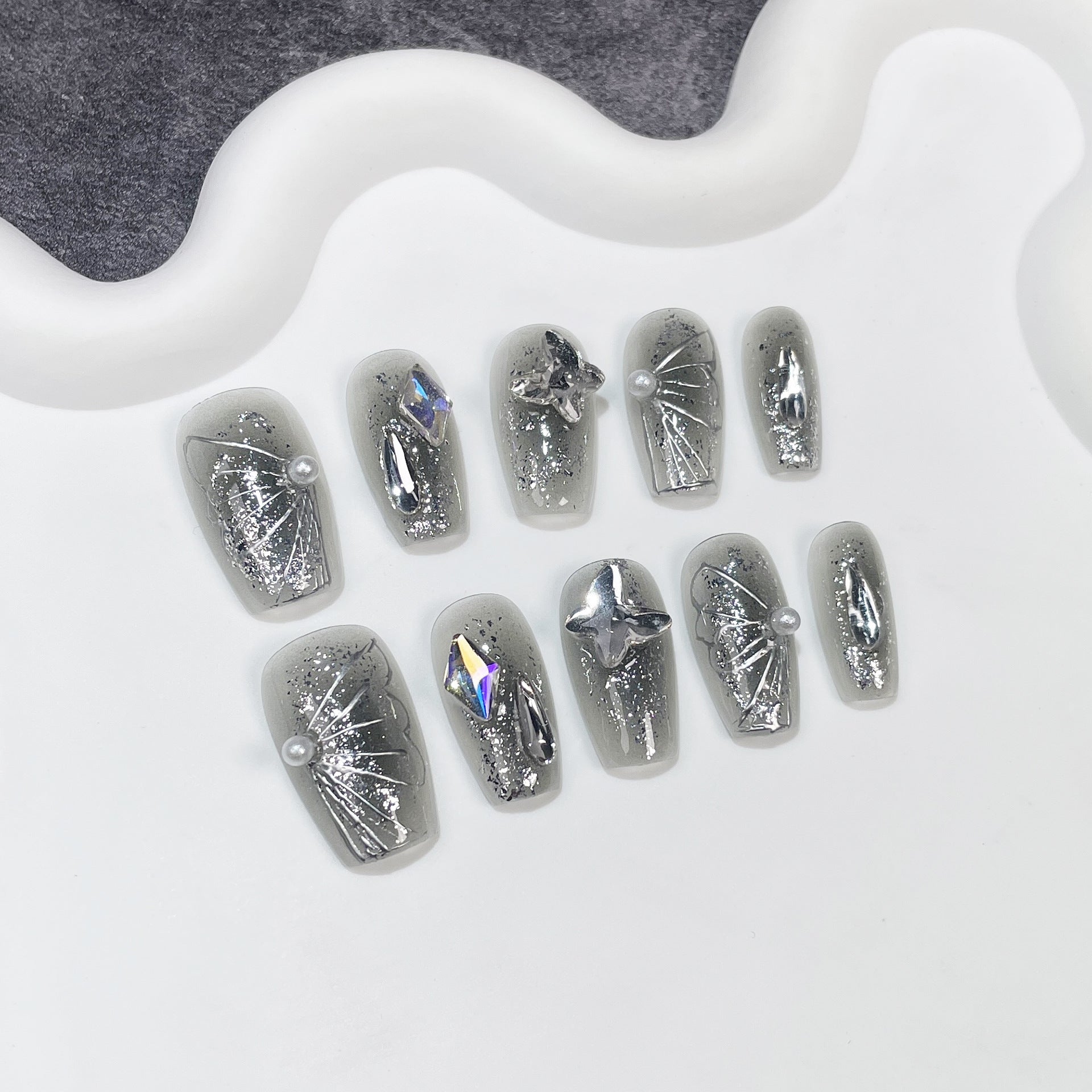 Adesivo de unha curta de metal pintado à mão com borboletas pretas e flash de guelras puras feitas à mão|365nails