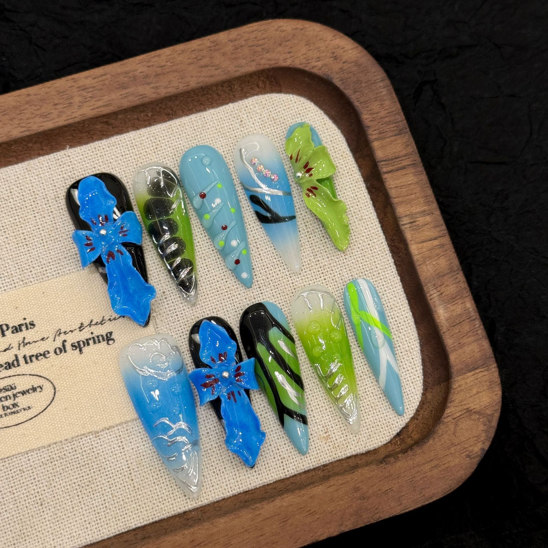 Flores frescas, modernas e puras, esculpidas à mão, em estilo festivo azul | 365nails