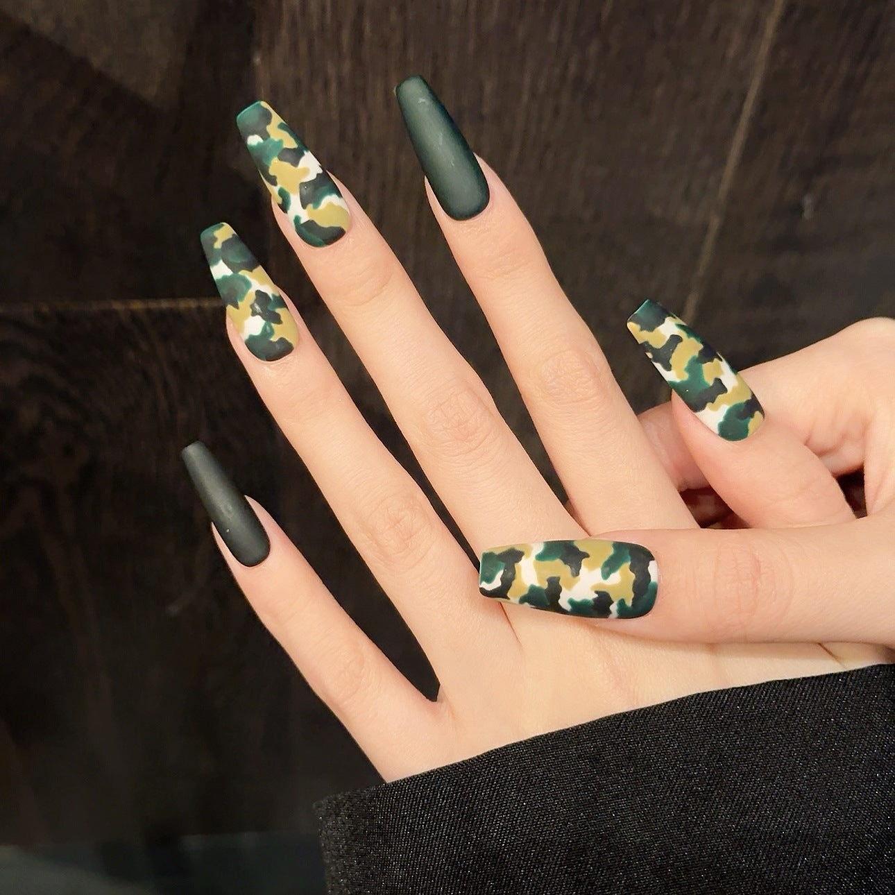 Nail Art, camuflagem verde-exército, unhas postiças, primavera-verão, beleza de unhas, unhas postiças pintadas à mão, unhas finalizadas | 365nails