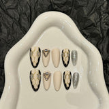 Unhas pintadas à mão estilo luxuoso com bola de diamantes pretos e brancos com padrão de cobra, estilo olho de gato cinza | 365nails