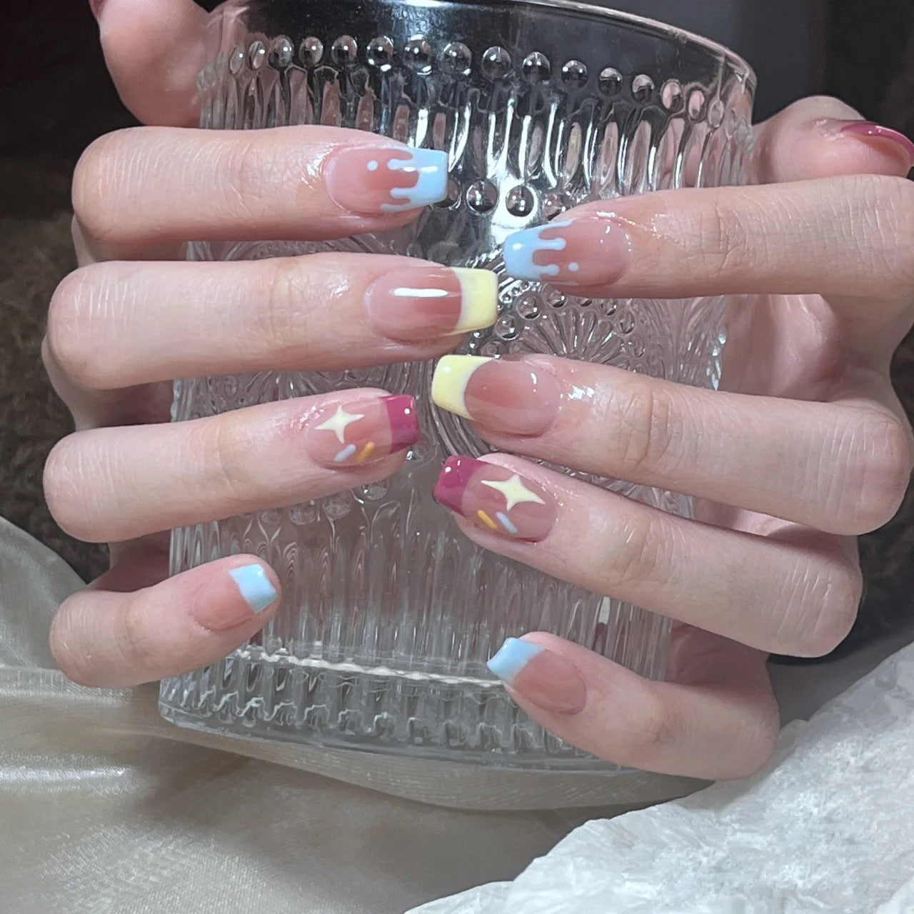 Vestindo armadura, lindo coração azul fluindo, feitiço duplo amarelo e roxo, branco francês, estrela ins vento vestindo armadura, atacado.|365nails