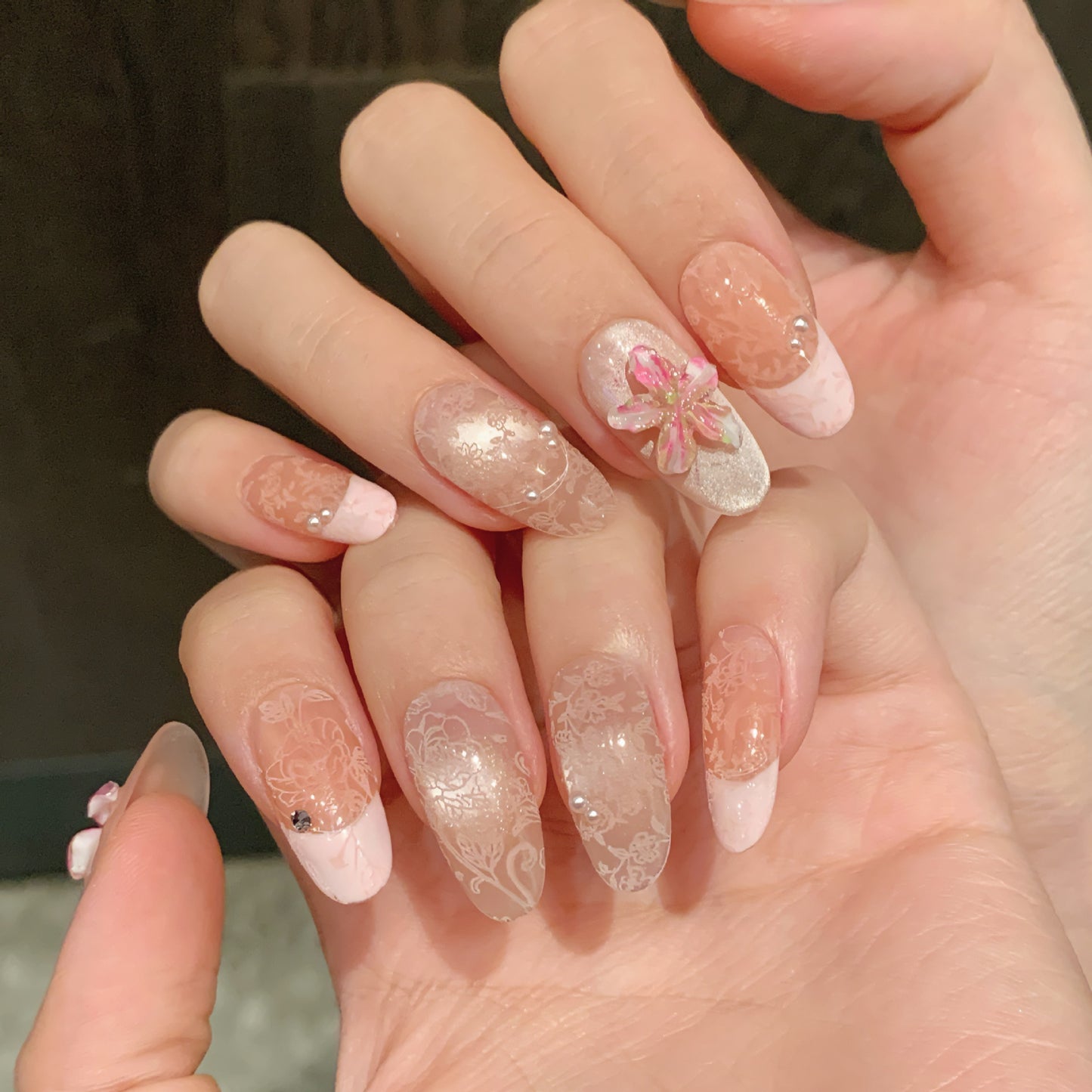 Hermosa flor de hielo hecha a mano en polvo de melocotón tridimensional, uñas francesas de primavera y verano, hechas a mano | 365nails