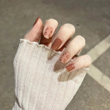 Manicura de uñas postizas cortas con estampado de leopardo en color naranja leche. Uñas extraíbles terminadas a presión para uñas. 365nails