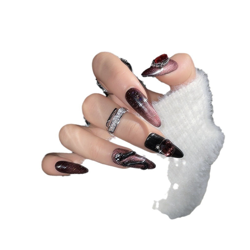 Uñas postizas con diseño de serpiente tridimensional de las Spice Girls, uñas postizas blancas, acabado artístico, uñas de las Spice Girls en rojo sangre oscuro | 365nails