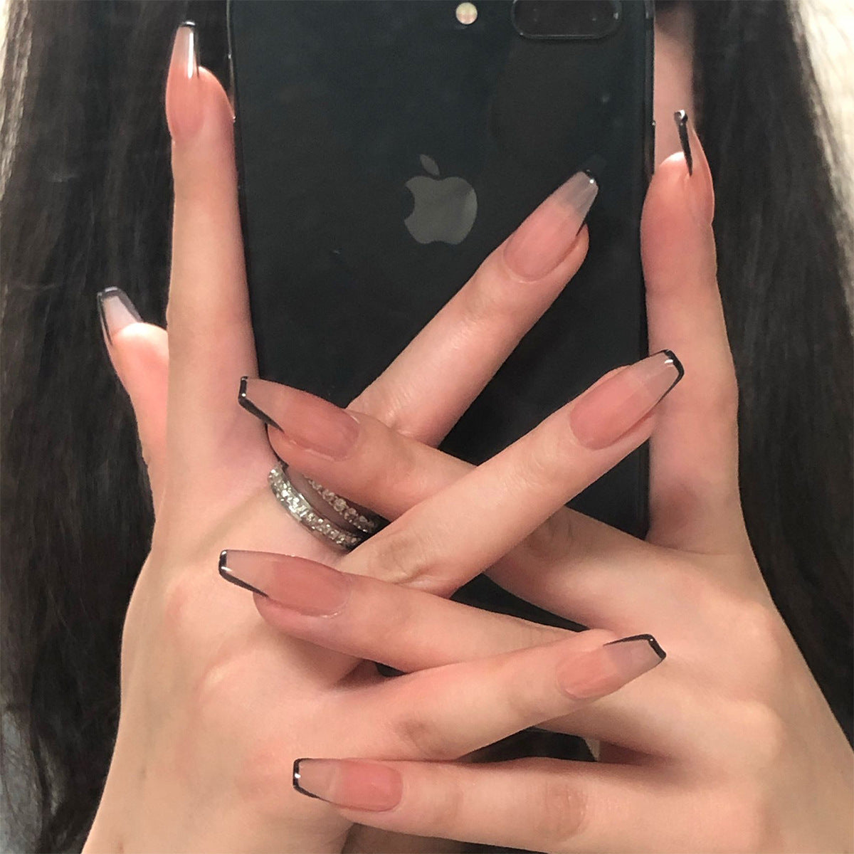 Uñas francesas cortas de ballet en color nude y negro, con acabado de uñas postizas, parches para uñas, parches extraíbles | 365nails