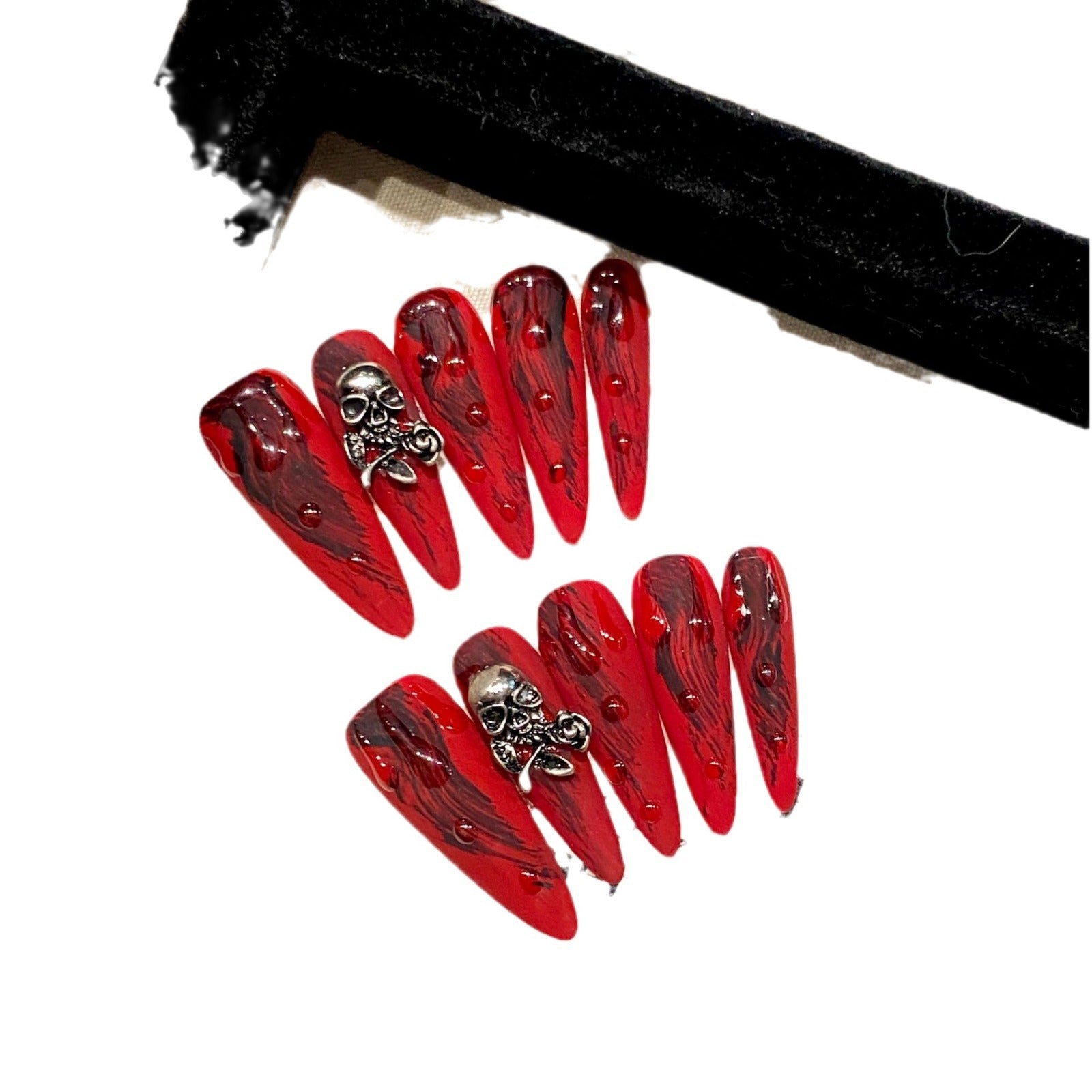 Unhas longas e pesadas feitas à mão, com design de rosto fantasma vermelho, Europa e América, unhas longas e exageradas, escuras | 365nails