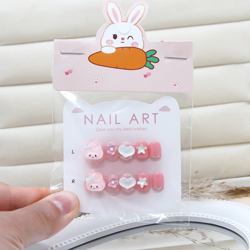 Uñas infantiles tiernas y juguetonas con diseño de conejo rosa, flores y estrellas de amor | 365nails