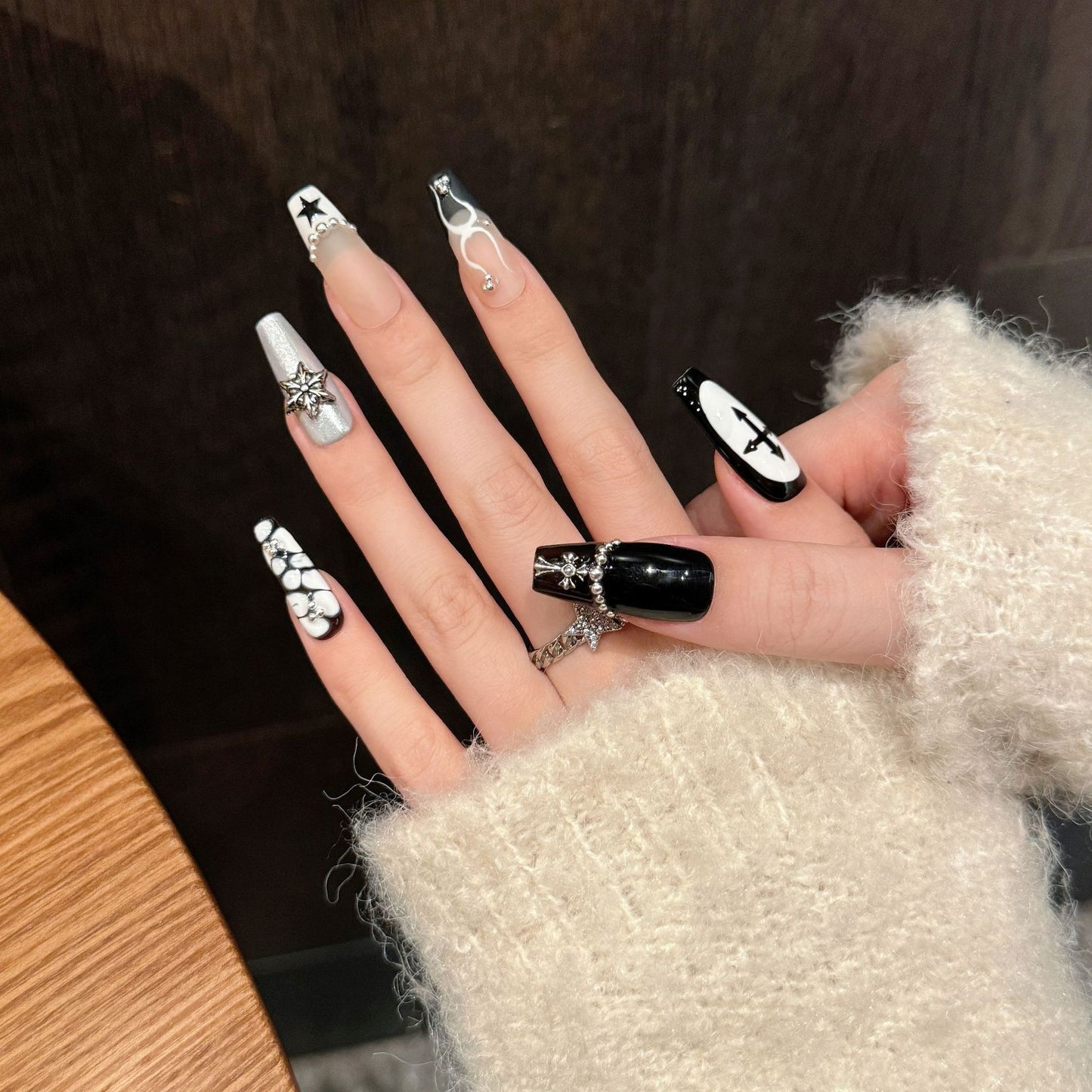 Spice Girl black and white contrasting color magic mirror hand-painted crocodile pattern totem press-on nails personalized manicure | 365nails