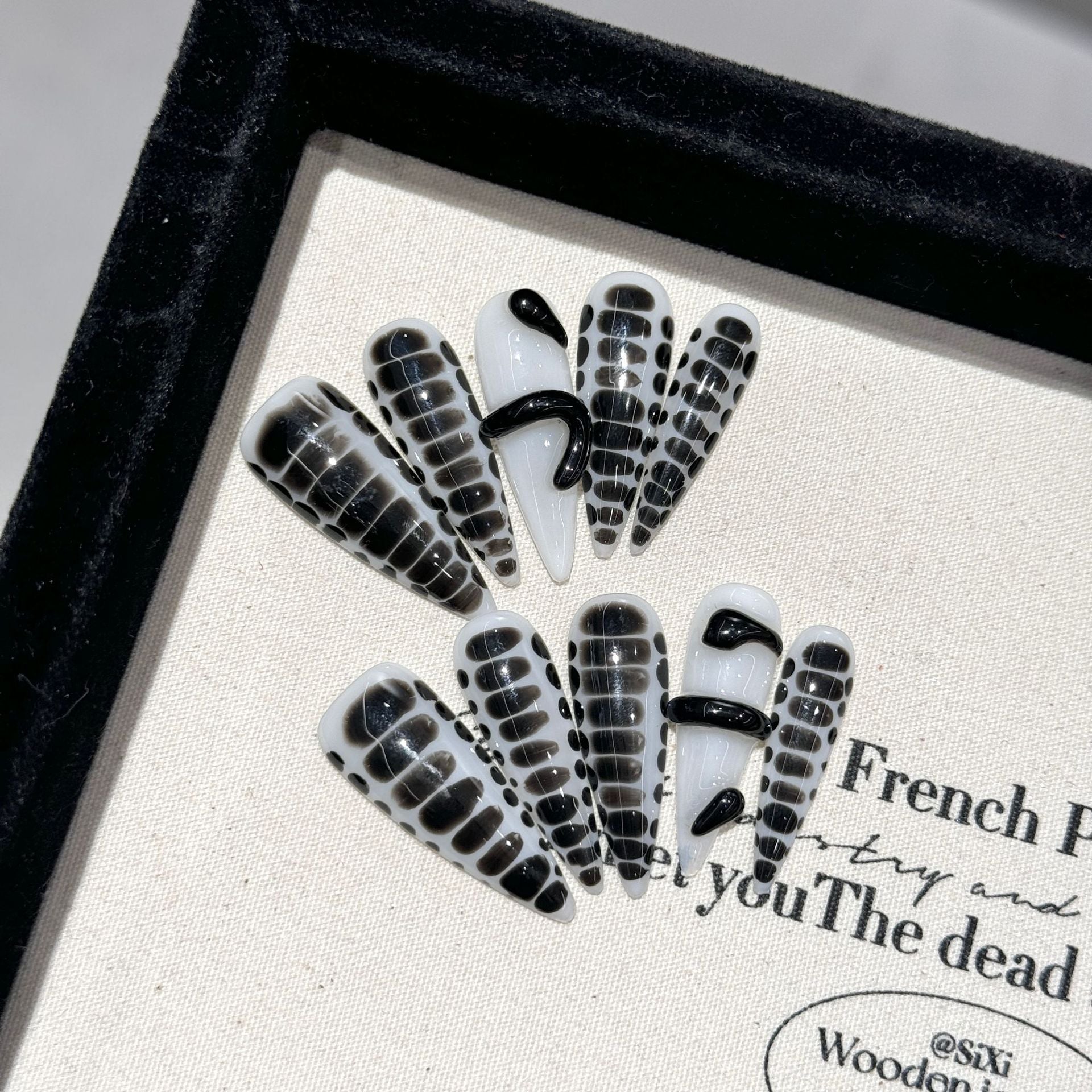 Unhas postiças de metal com estampa de python preta, espelhadas e pintadas à mão, com padrão de python, design Spice Girl, ponta longa | 365nails