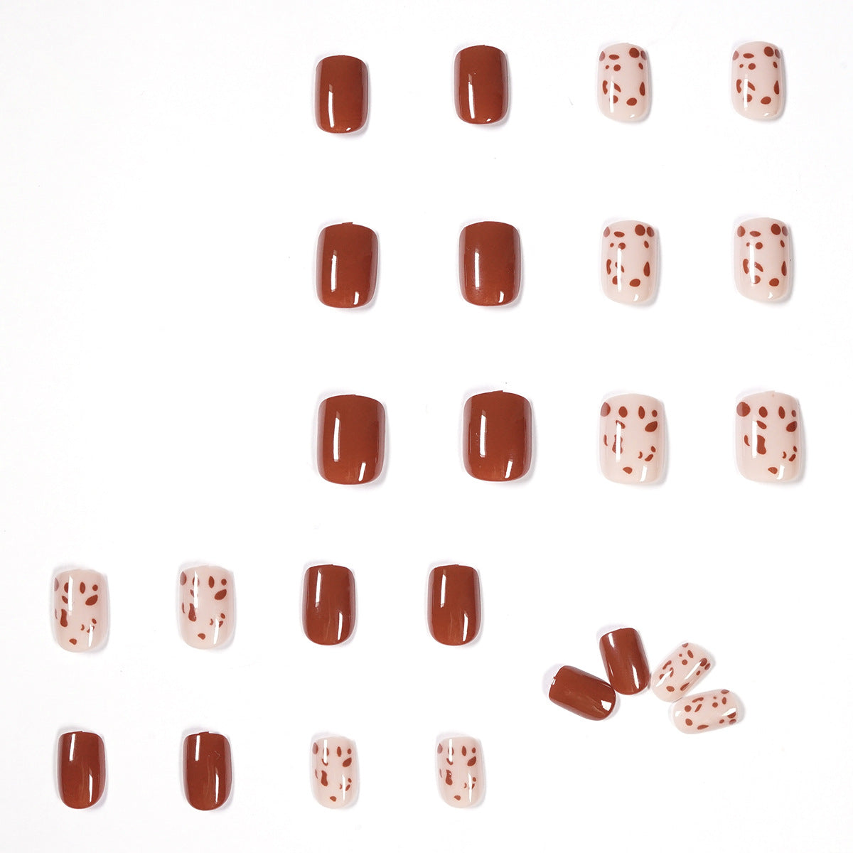 Manicura de uñas postizas cortas con estampado de leopardo en color naranja leche. Uñas extraíbles terminadas a presión para uñas. 365nails