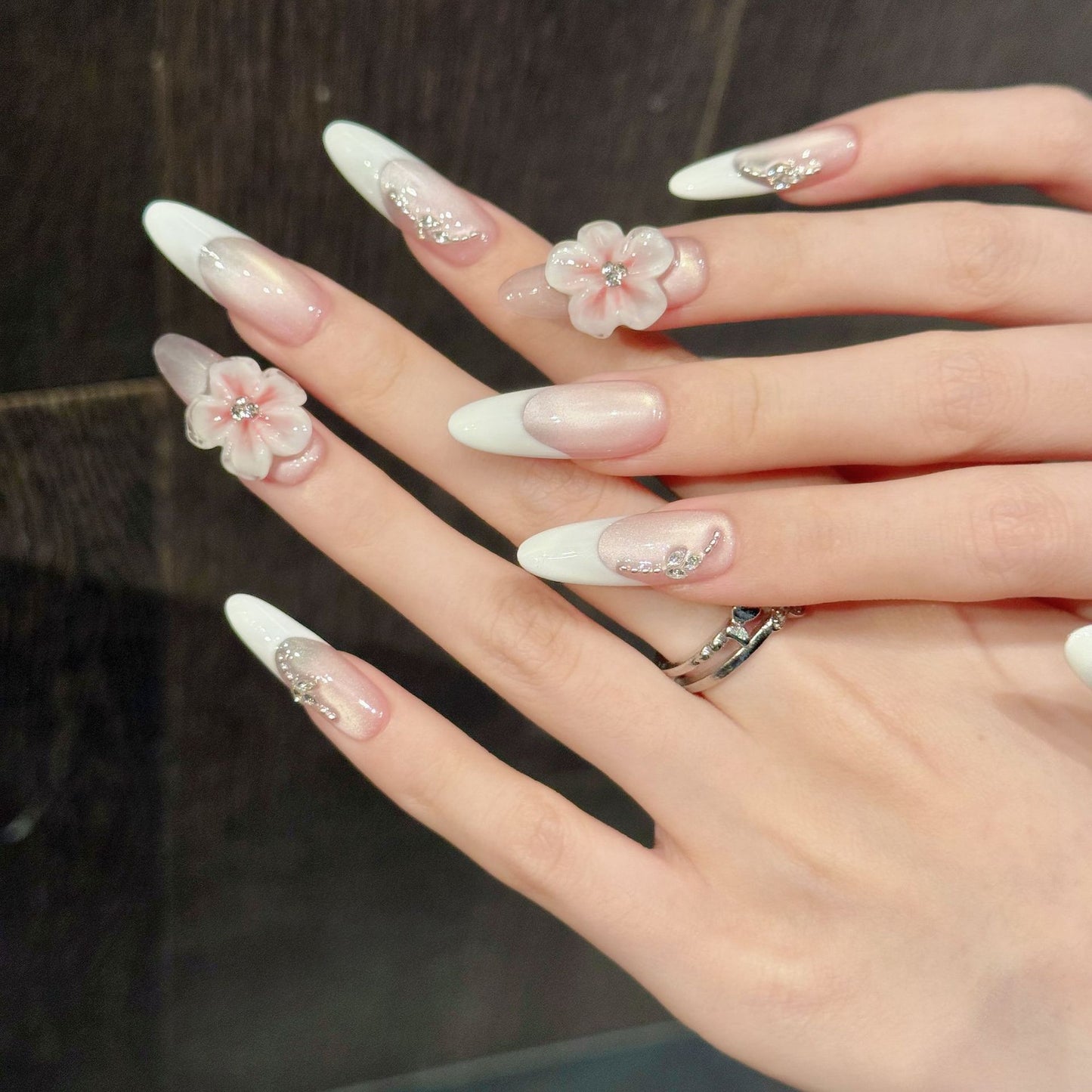 Uñas francesas suaves y delicadas hechas a mano con un diseño tridimensional de ojo de gato blanco | 365nails