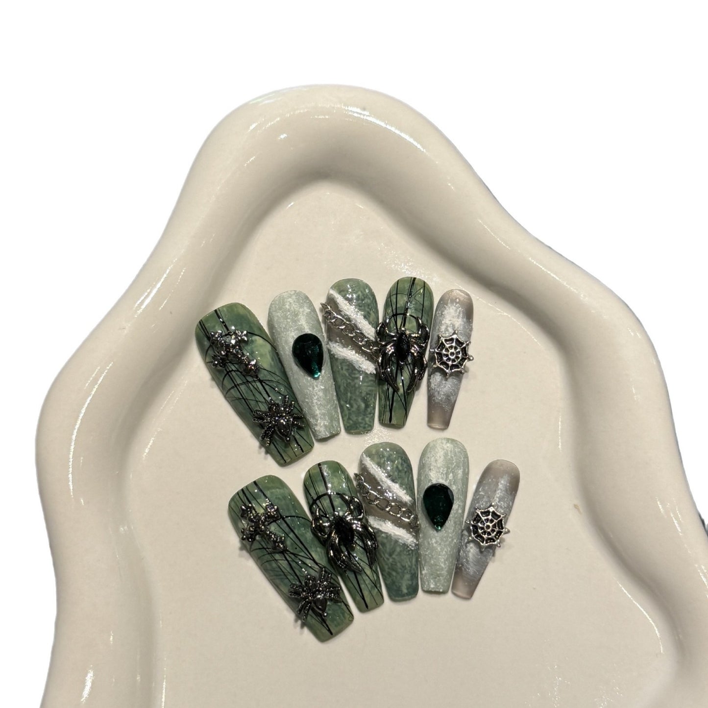 Verde escuro escuro Spice Girls Halloween preto tridimensional aranha preta pintada à mão cobra branca feita à mão | 365nails