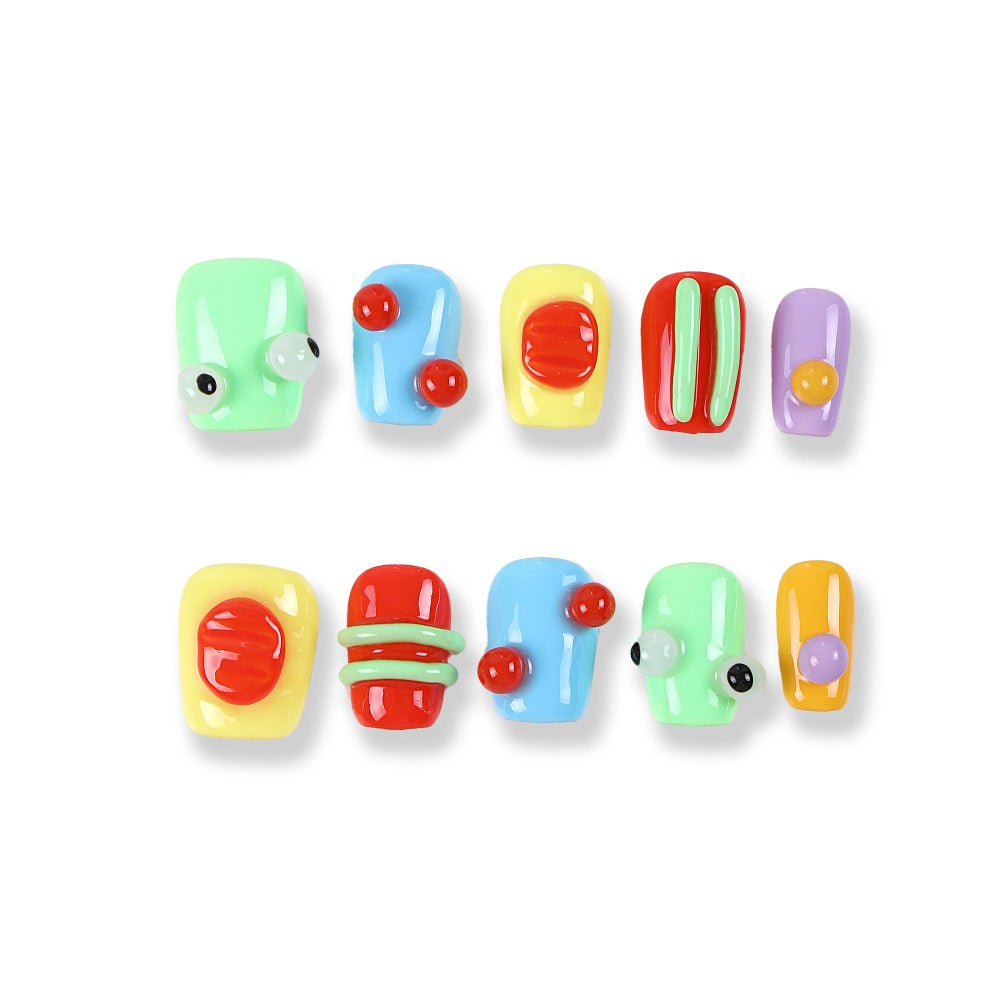 Uñas postizas cuadradas cortas pintadas a mano con diseño Bubble Pop de 365Nails.