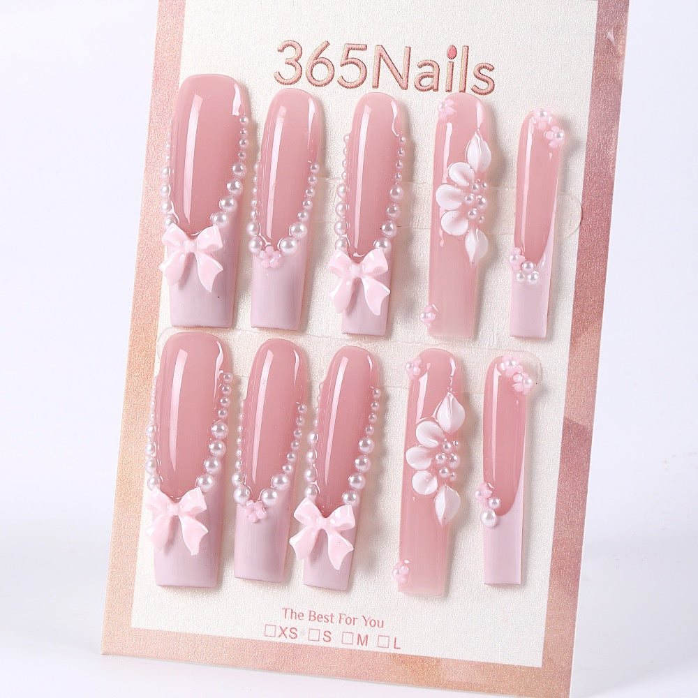 Uñas postizas cuadradas largas color rosa rubor estilo francés con lazos de perlas de 365nails.