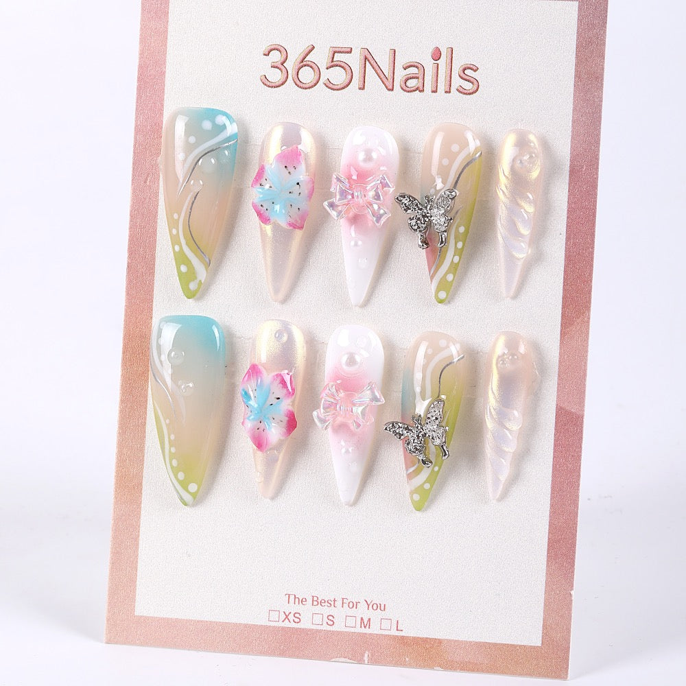 365Nails Uñas postizas largas de estilete color melocotón transparente con degradado menta-azul, pétalos 3D, lazos de cristal y detalles de mariposas.