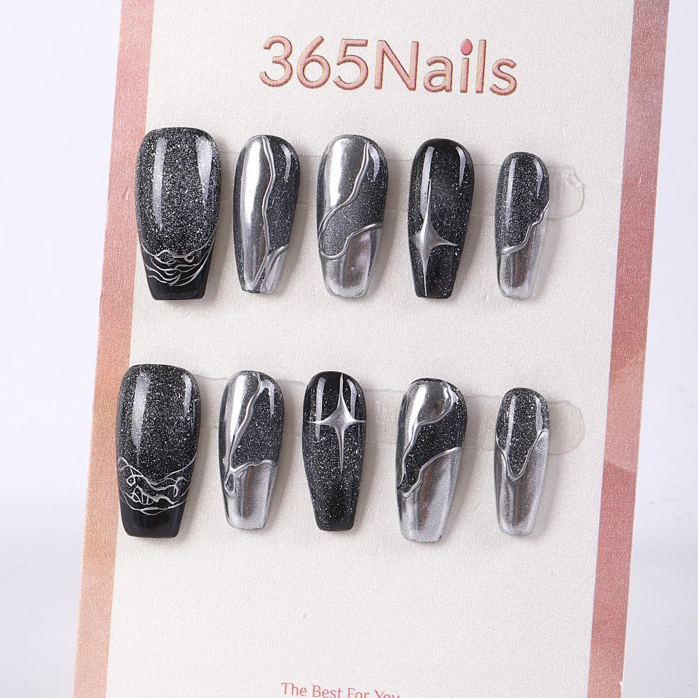 Uñas postizas largas de ataúd cromadas Galaxy de 365Nails en negro y plata.