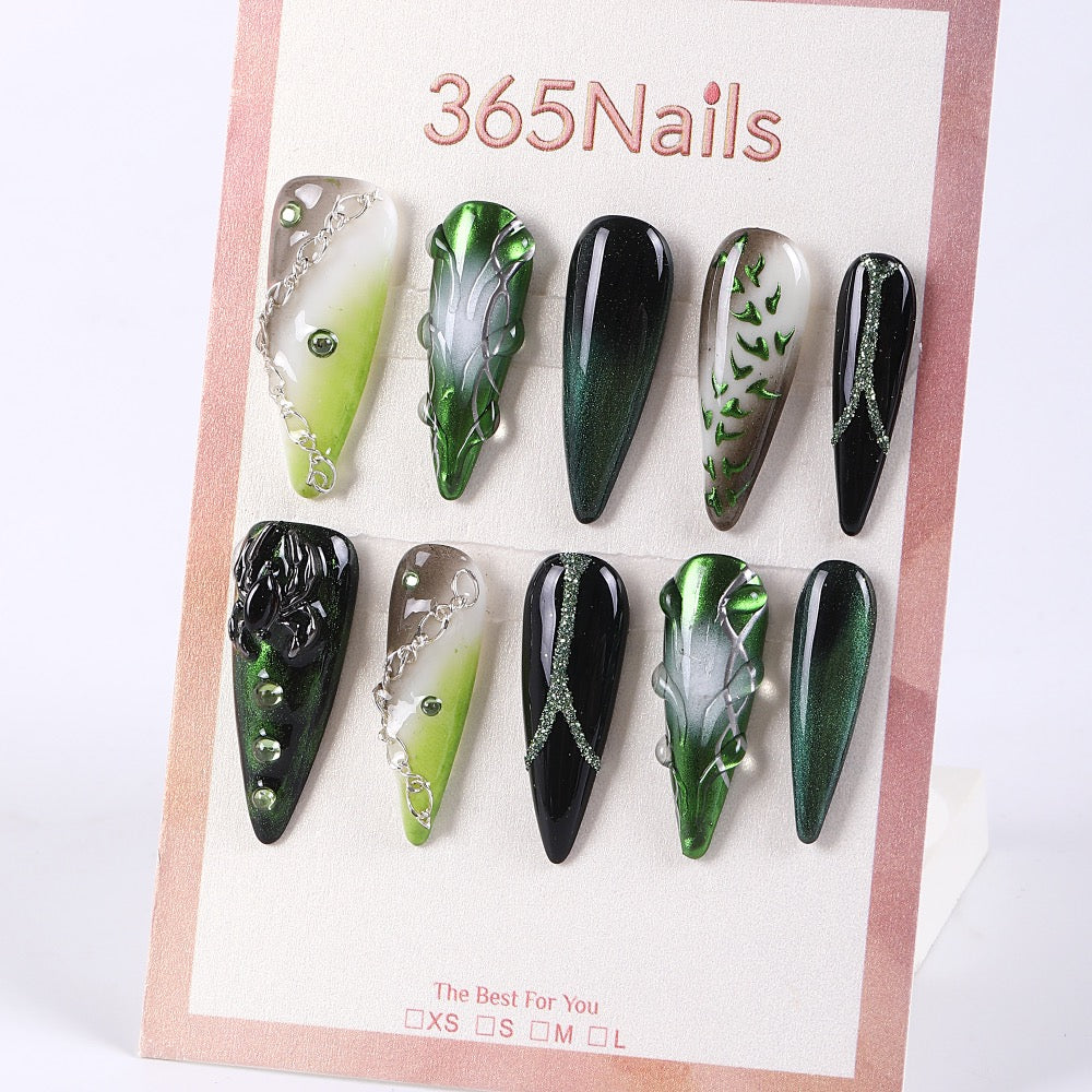 Uñas postizas 365Nails verde oscuro con diseño de ojo de gato y cadena.